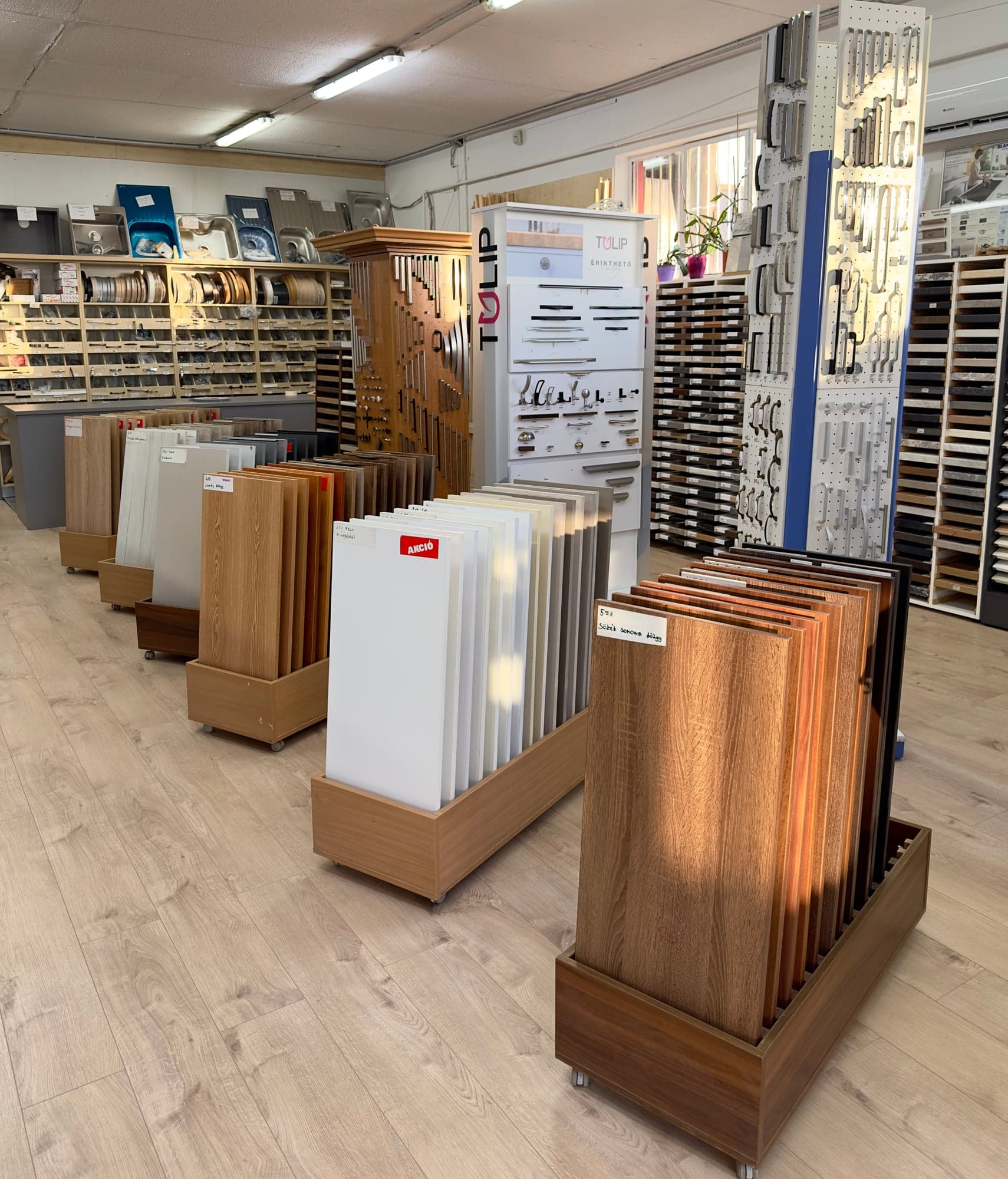 Hírös-Ablak 500 m²-es bemutatótereme Kecskeméten